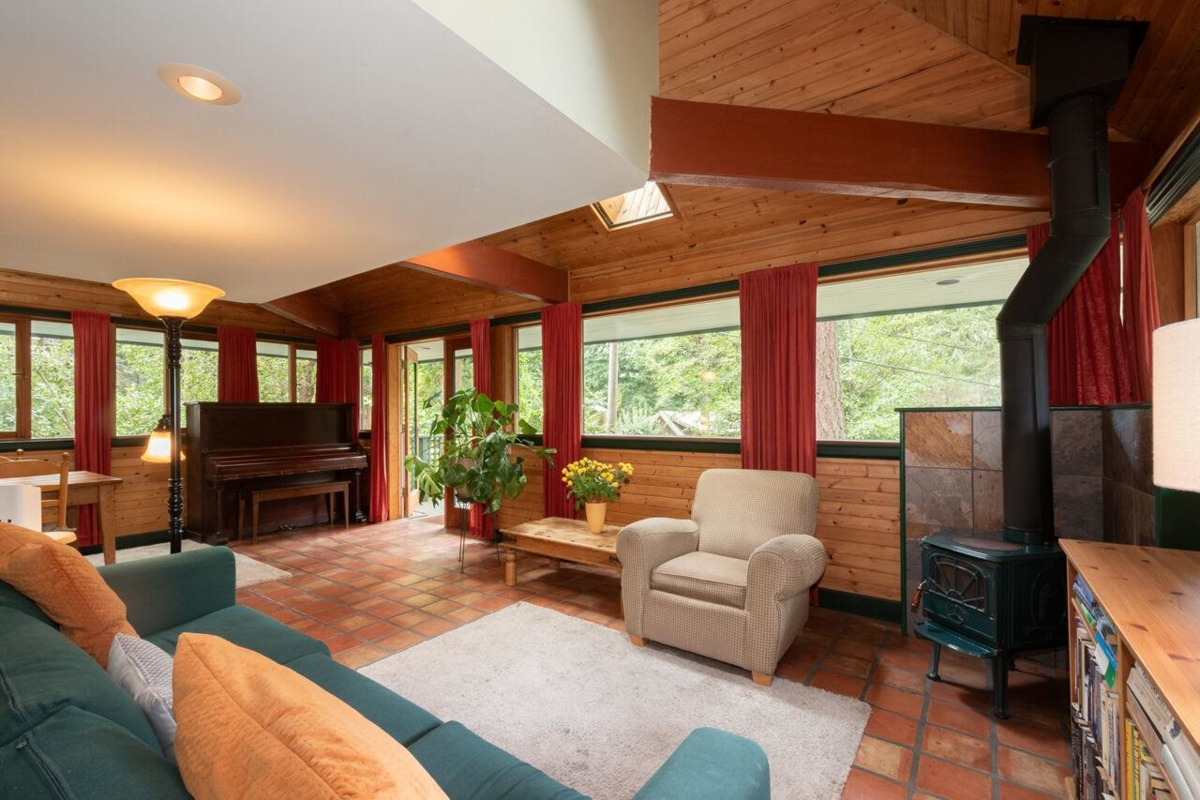 Kitchen Island Photo of 1261 Eagle's Nest Road, Bowen Island, BC