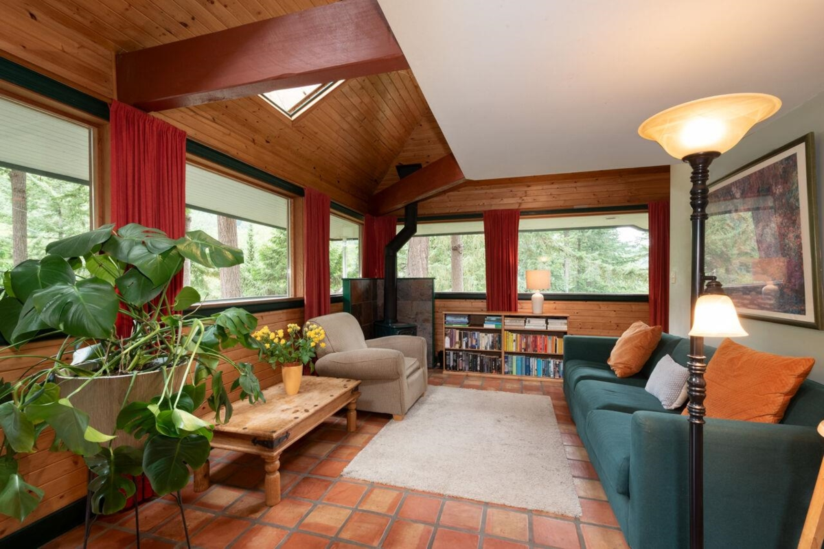 Kitchen Photo of 1261 Eagle's Nest Road, Bowen Island, BC