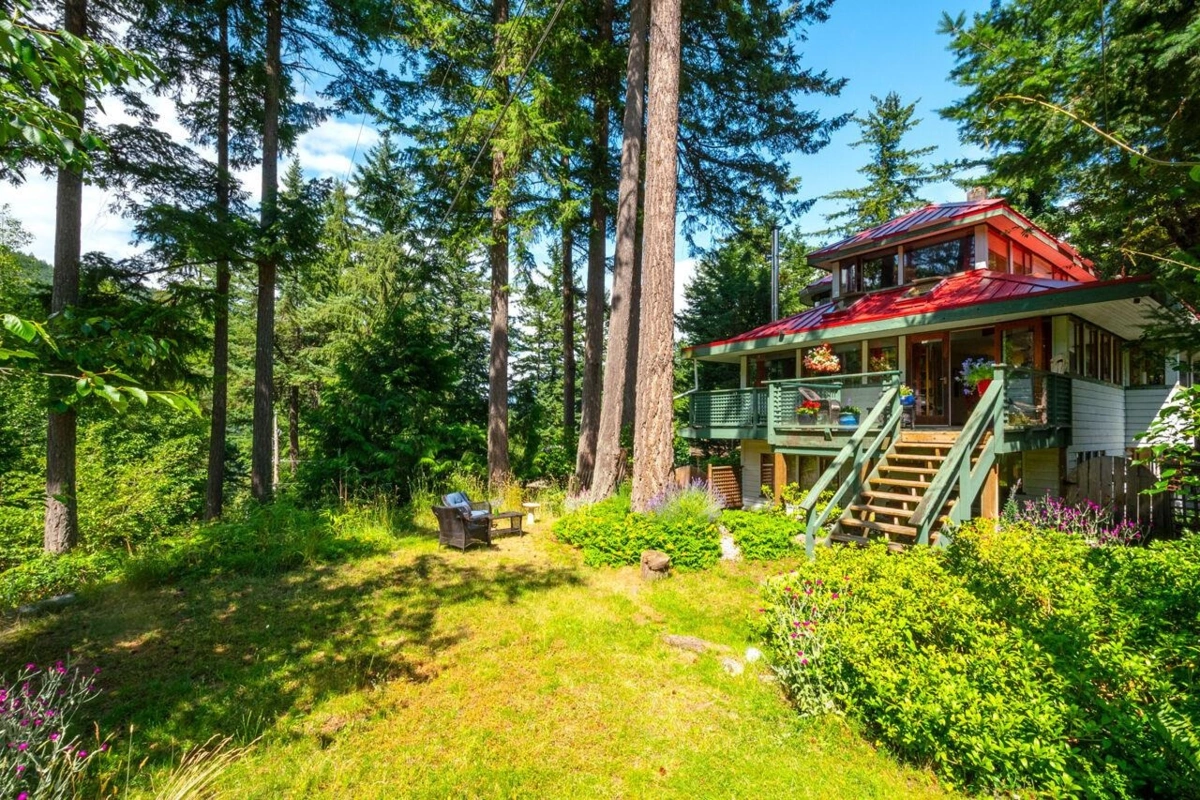 Outdoor Kitchen Photo of 1261 Eagle's Nest Road, Bowen Island, BC