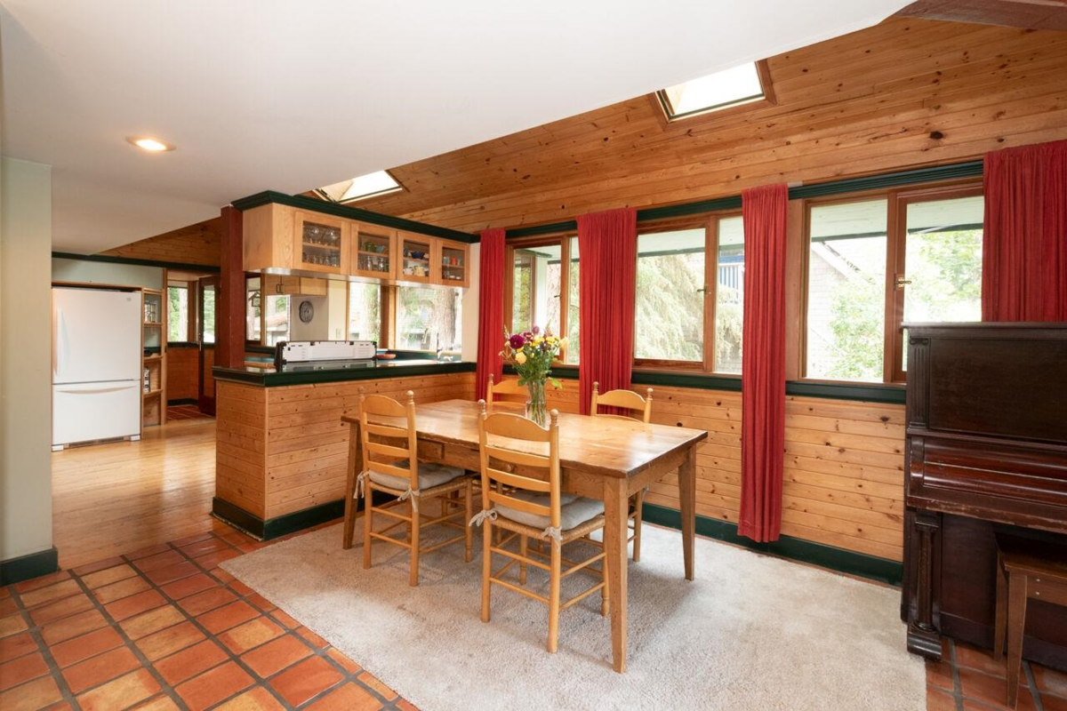 Primary Bedroom Photo of 1261 Eagle's Nest Road, Bowen Island, BC