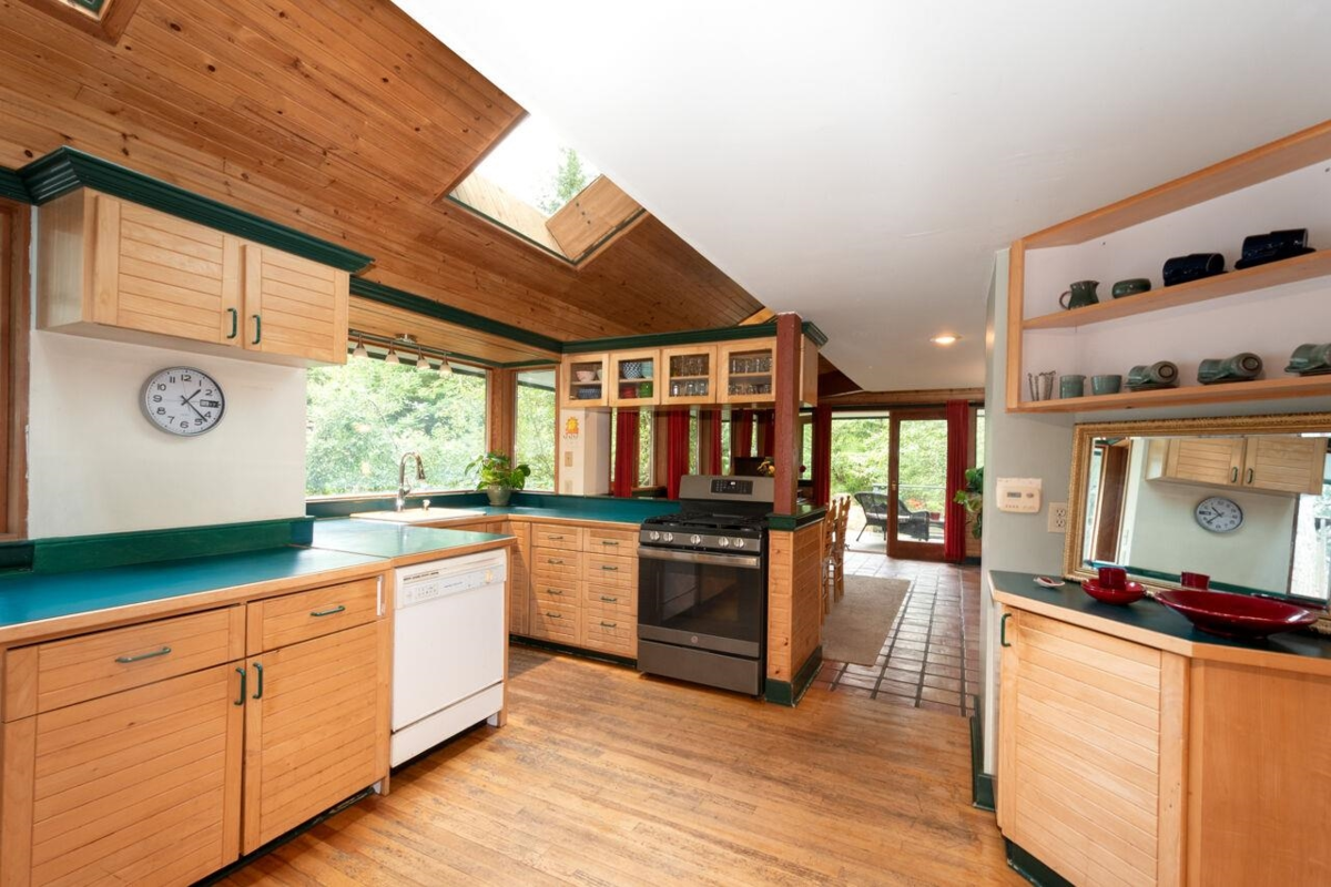 Walk-In Closet Photo of 1261 Eagle's Nest Road, Bowen Island, BC