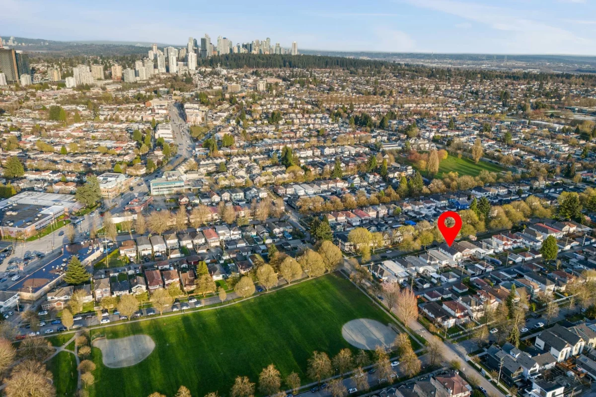 Front Yard Photo of 1 5461 Rhodes Street, Vancouver, BC