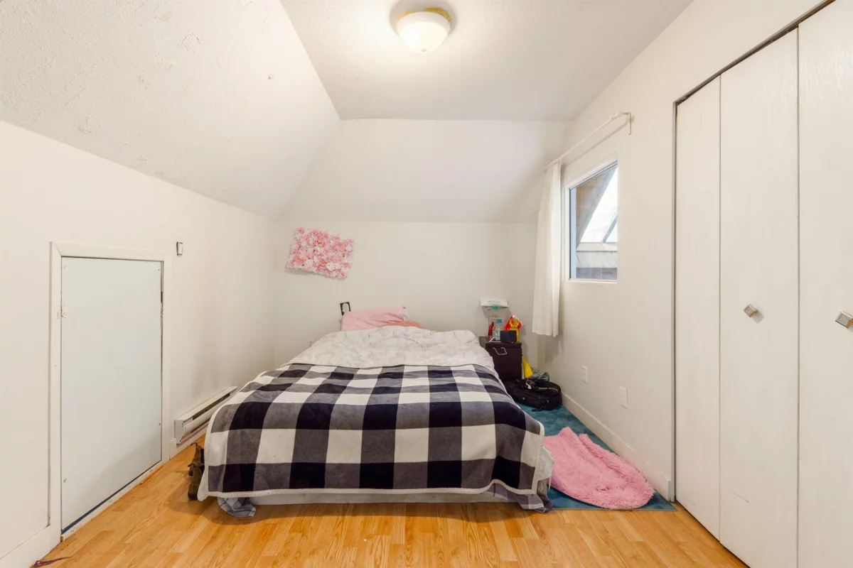 Walk-In Closet Photo of 5280 Sperling Avenue, Burnaby, BC