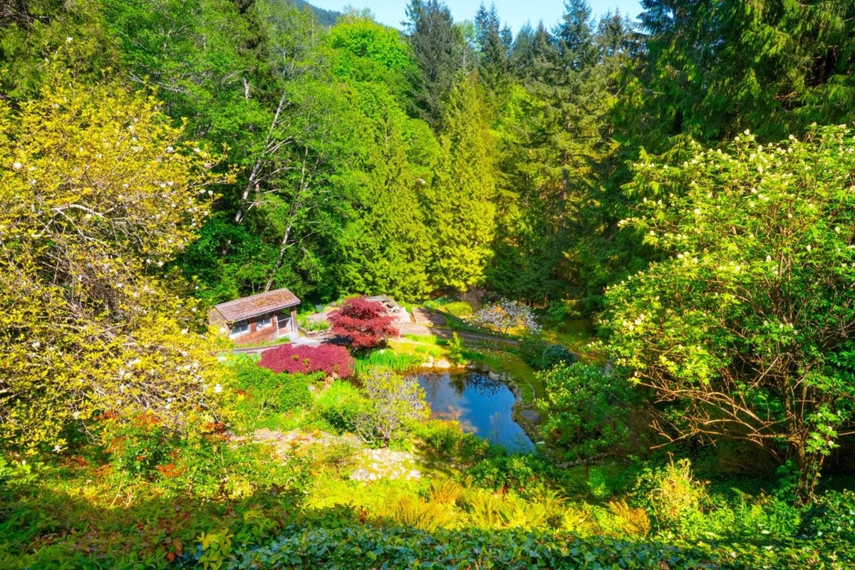 Garden / Landscaping Photo of 4228 Rockridge Crescent, West Vancouver, BC