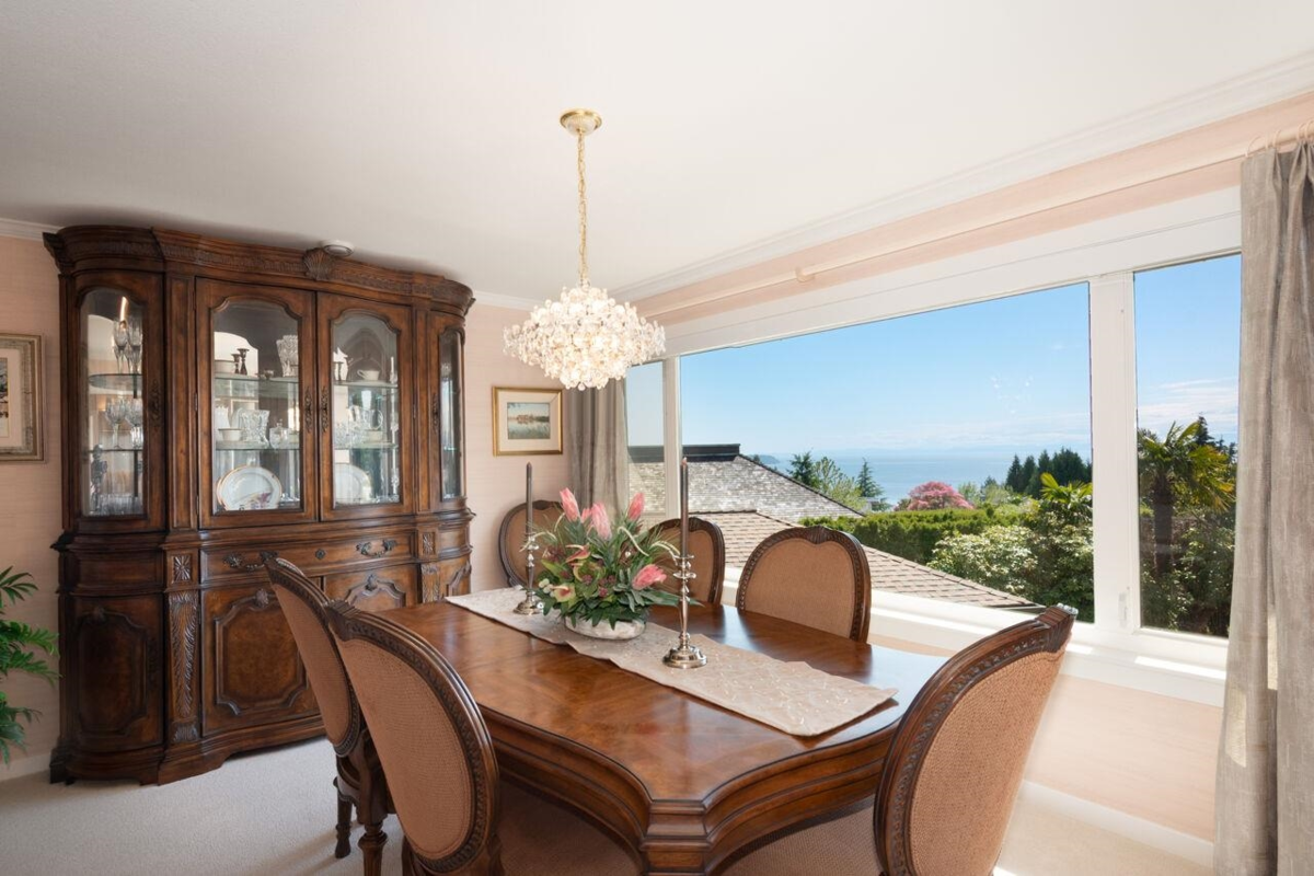 Kitchen Island Photo of 4228 Rockridge Crescent, West Vancouver, BC