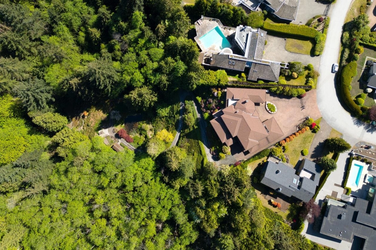 Living Room Photo of 4228 Rockridge Crescent, West Vancouver, BC