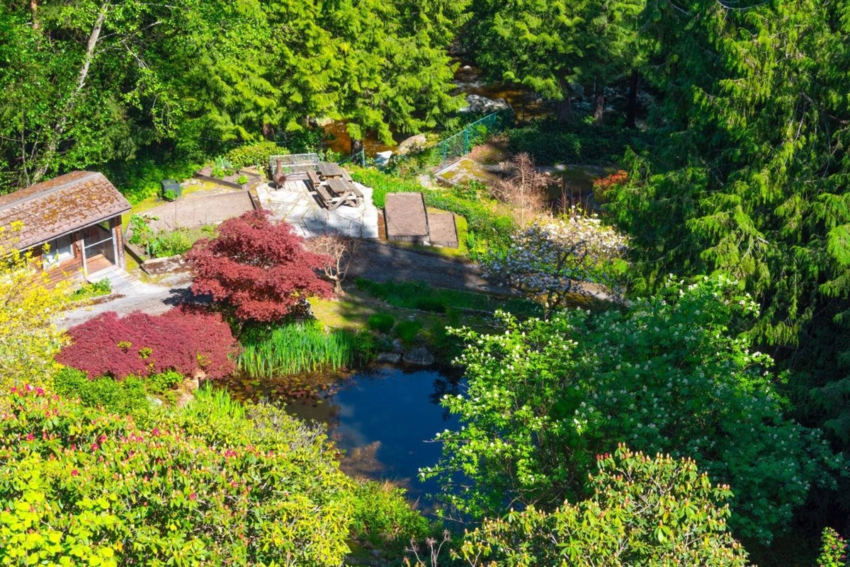Powder Room Photo of 4228 Rockridge Crescent, West Vancouver, BC