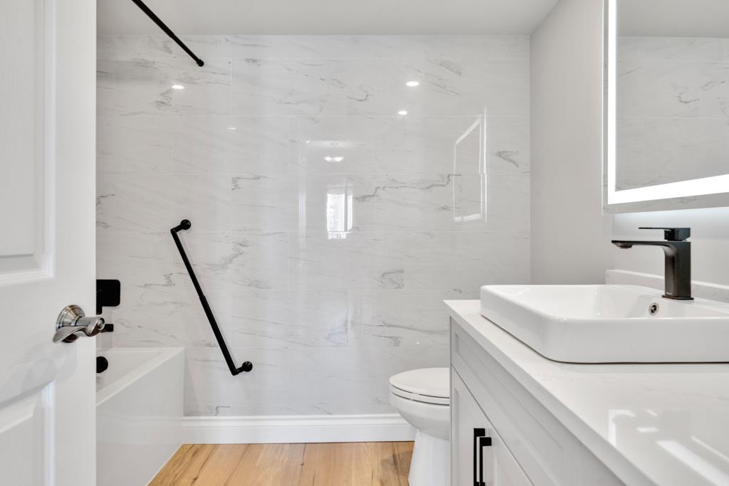 Powder Room Photo of 1702 13880 101st Avenue, Surrey, BC