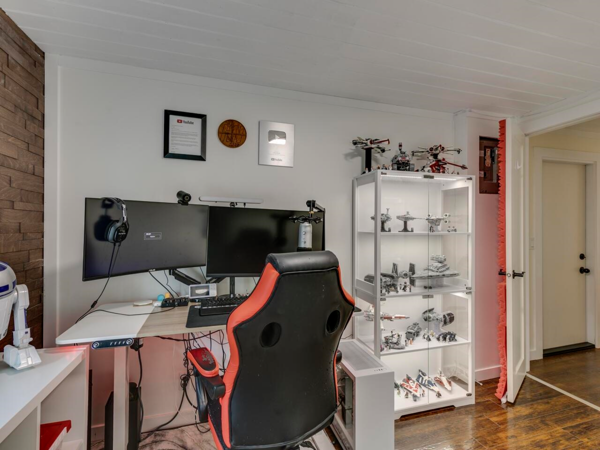 Laundry Room Photo of 4 39768 Government Road, Squamish, BC