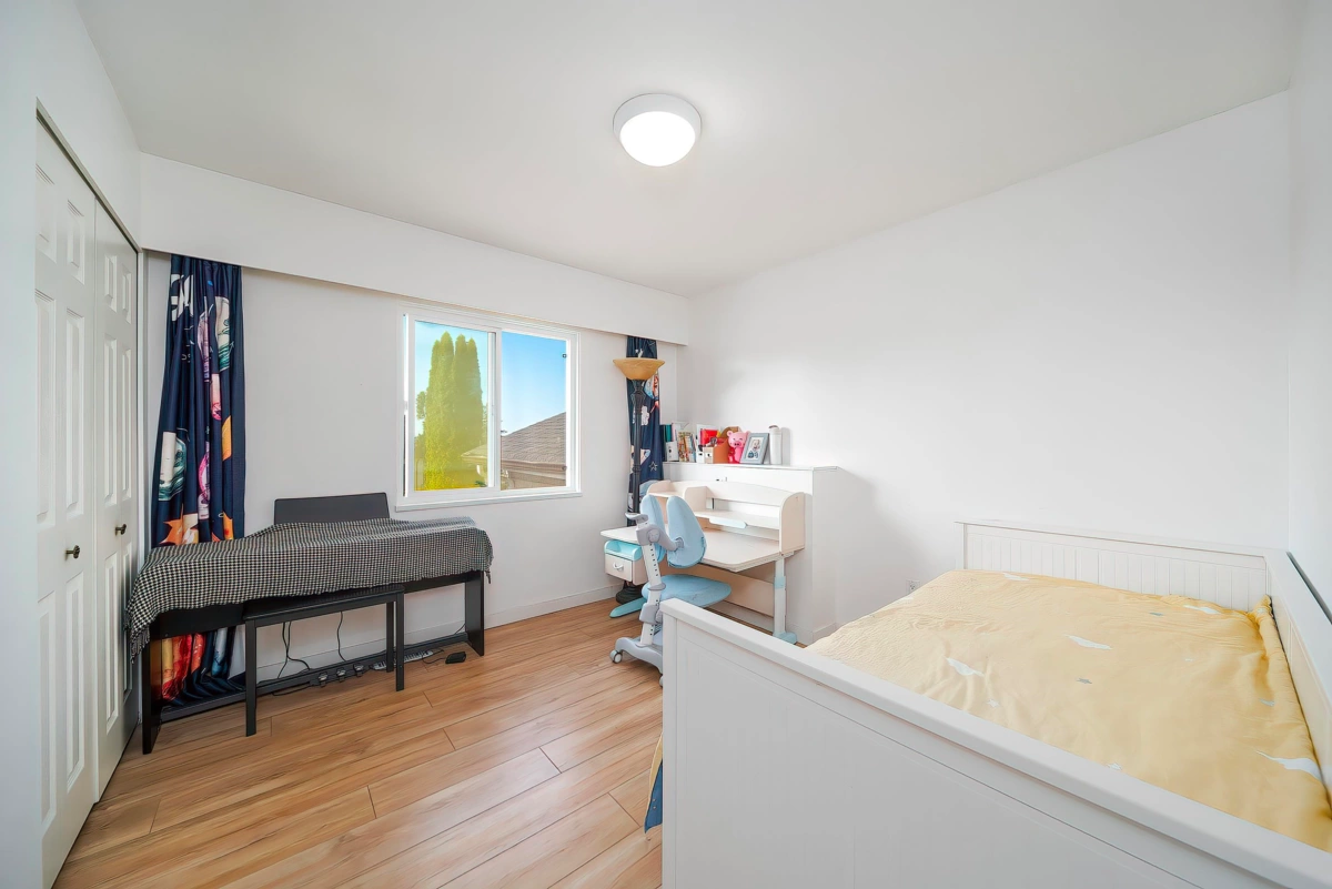 Guest Bathroom Photo of 2011 Paulus Crescent, Burnaby, BC