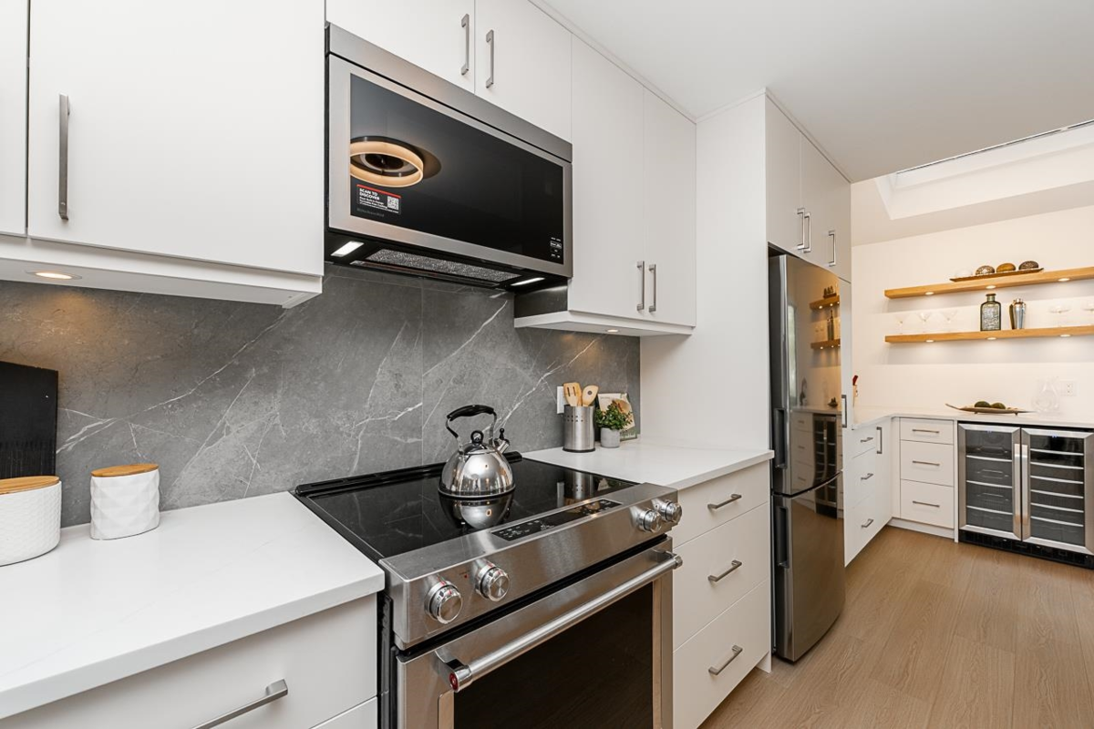 Breakfast Nook Photo of 5853 Mayview Circle, Burnaby, BC