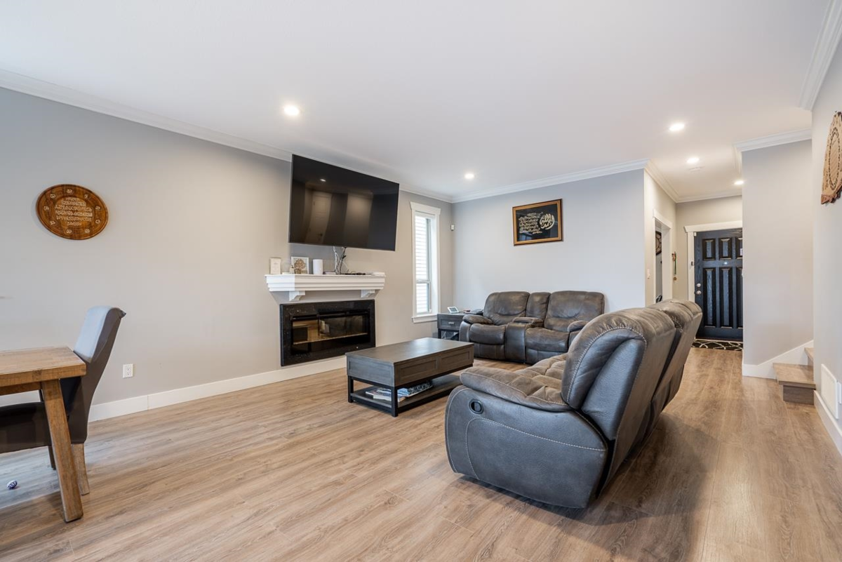 Kitchen Island Photo of 6727 184 Street, Surrey, BC