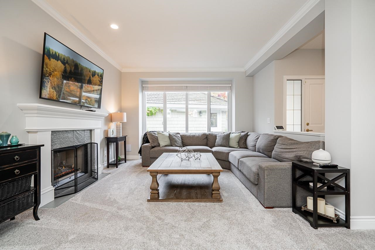 Kitchen Island Photo of 33 3355 Morgan Creek Way, Surrey, BC