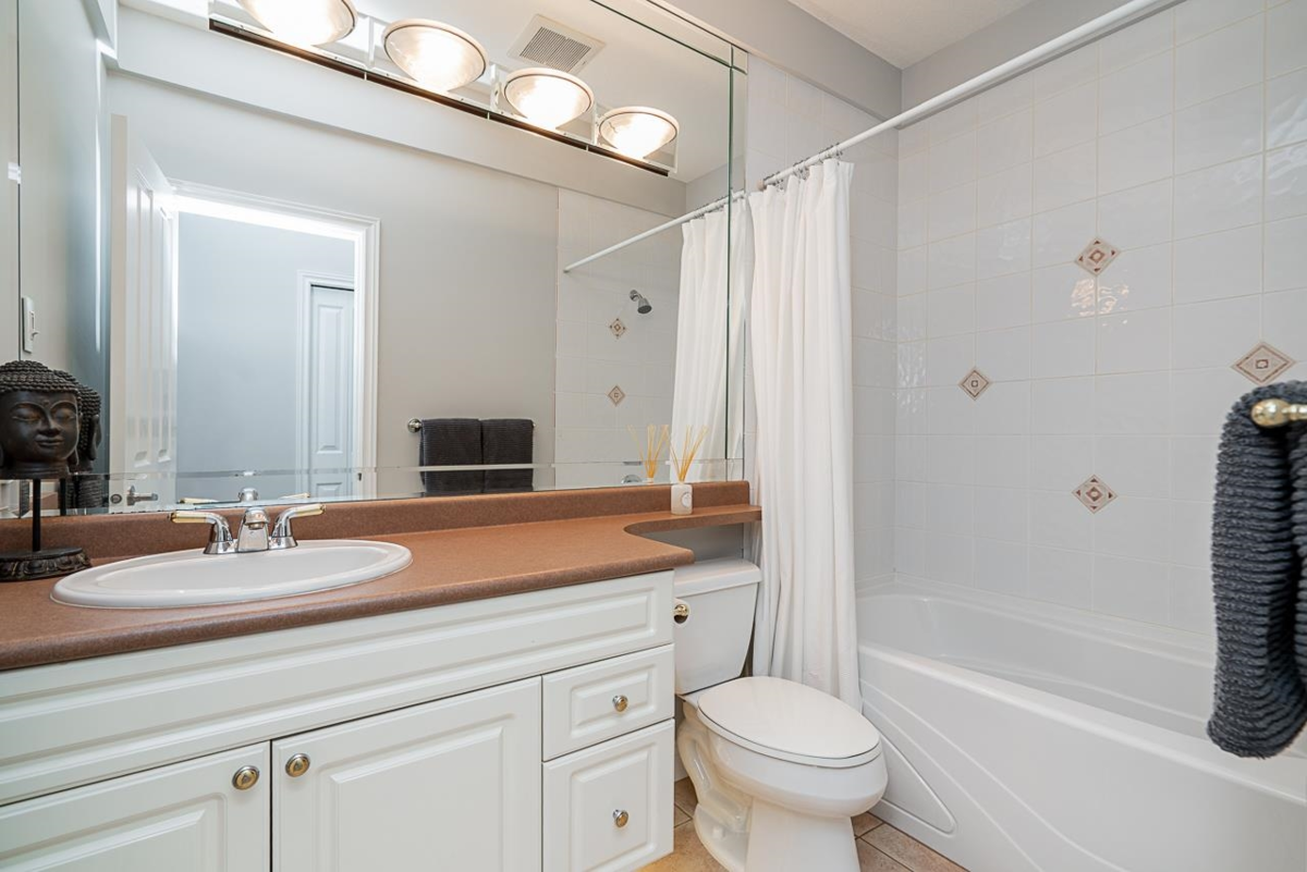 Mudroom Photo of 33 3355 Morgan Creek Way, Surrey, BC