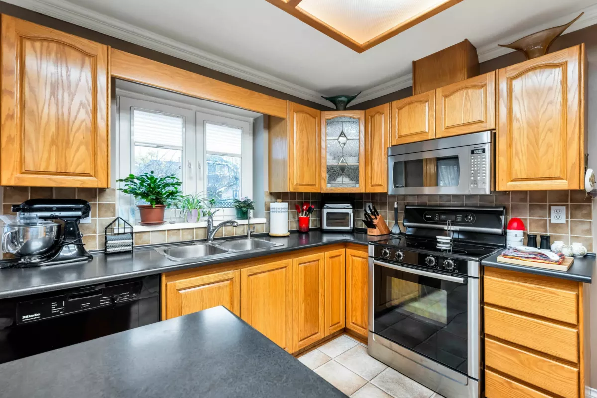 Kitchen Island Photo of 5904 188 Street, Surrey, BC