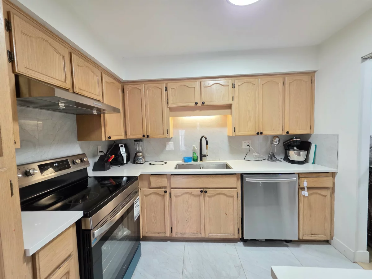 Walk-In Closet Photo of 104 20064 56 Avenue, Langley, BC