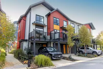 38070 Helm Way, Squamish, BC, Dentville — 2 bed townhouse for sale