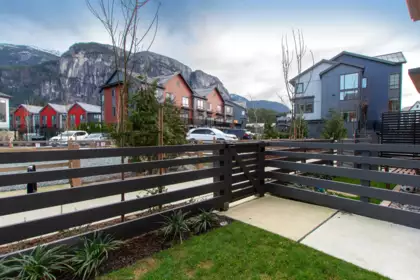 38070 Helm Way, Squamish, BC, Squamish — Townhouse for sale