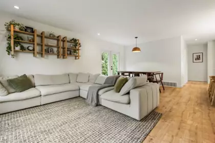 9046 Broadway Street, Chilliwack, BC, Chilliwack Proper South — 4 bed single family residence for sale