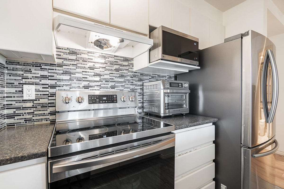 Kitchen Island Photo of 707 720 Carnarvon Street, New Westminster, BC