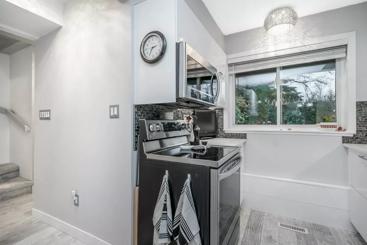 Kitchen Island Photo of 11956 214 Street, Maple Ridge, BC