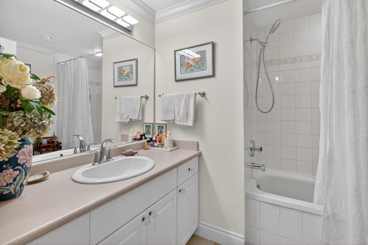 Mudroom Photo of 109 1785 Martin Drive, Surrey, BC