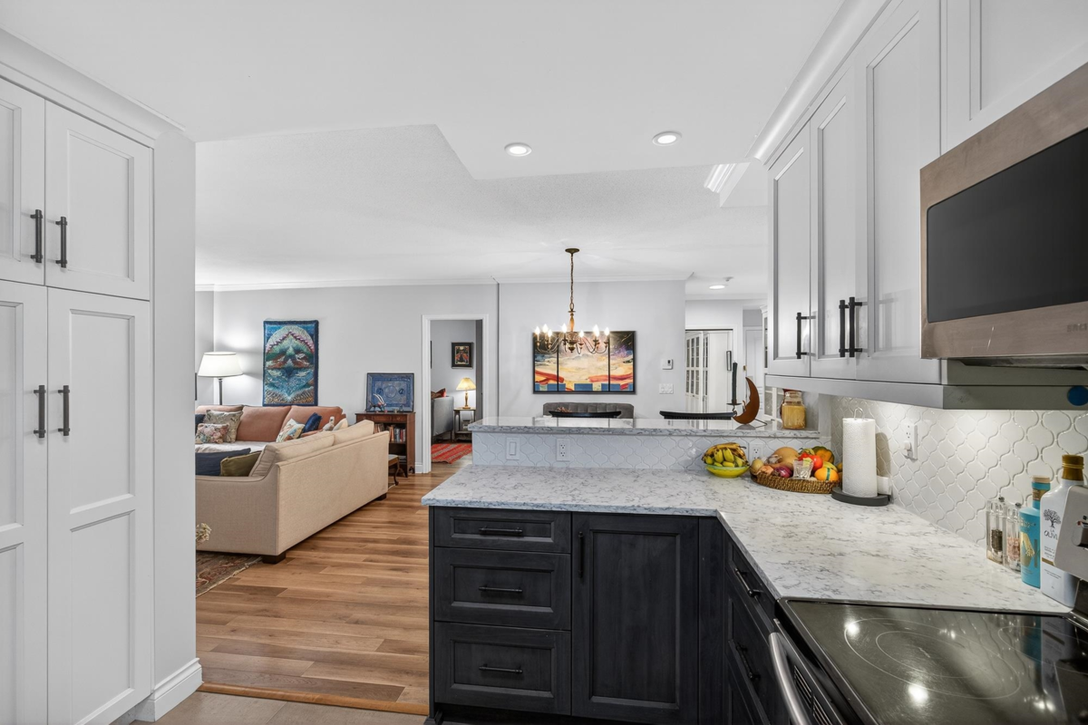 Primary Bathroom Photo of 109 1785 Martin Drive, Surrey, BC