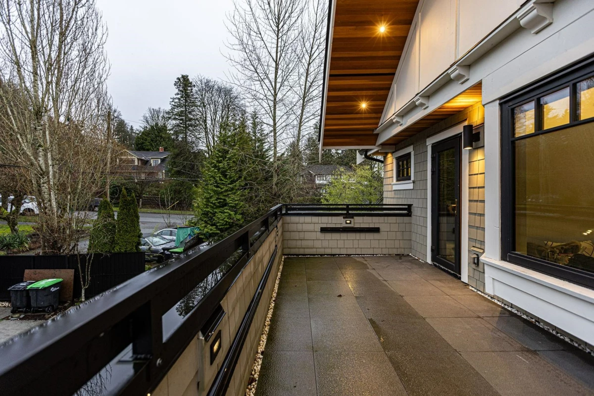 Kitchen Island Photo of 2051 W King Edward Avenue, Vancouver, BC
