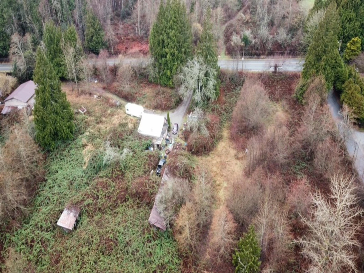 Kitchen Island Photo of 9170 Clay Street, Mission, BC