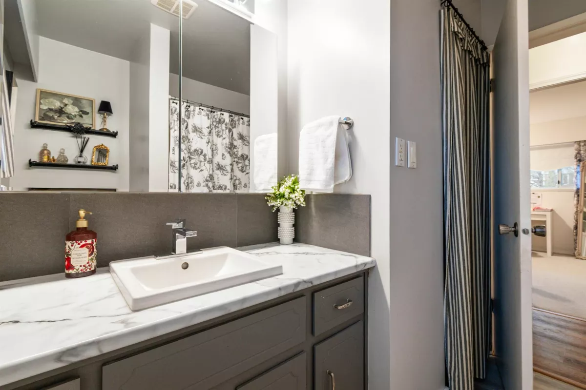 Entry Foyer Photo of 5896 Carter Road, Chilliwack, BC