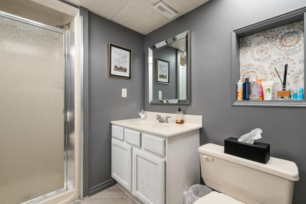 Hallway Photo of 5896 Carter Road, Chilliwack, BC