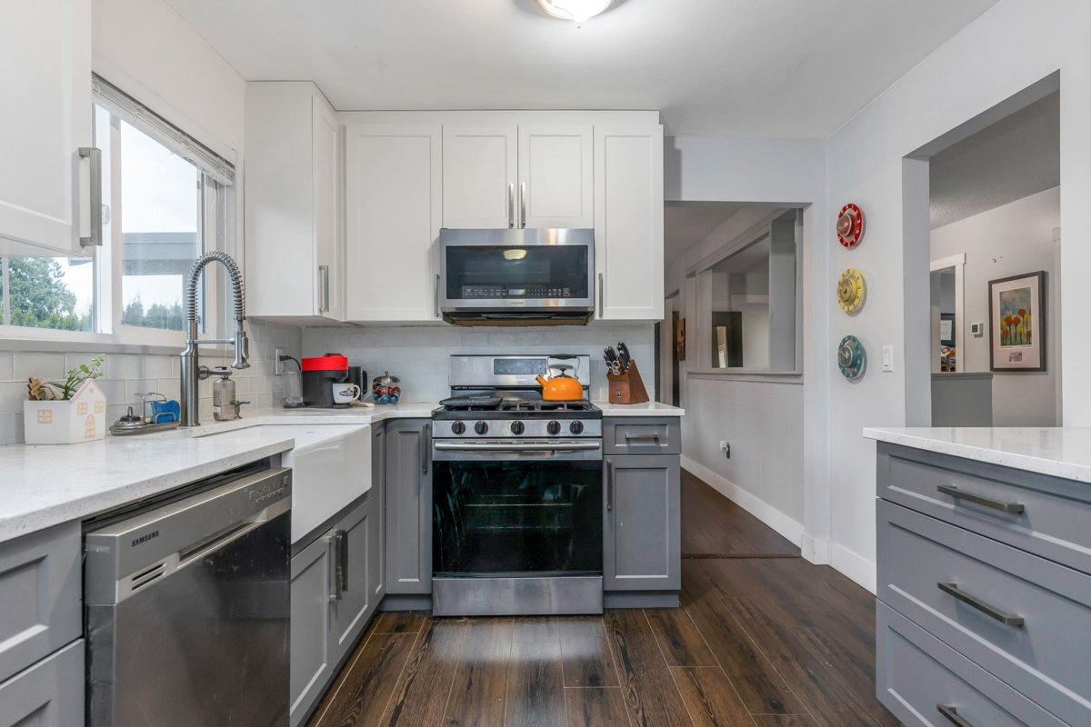 Kitchen Island Photo of 1130 Blue Heron Crescent, Port Coquitlam, BC