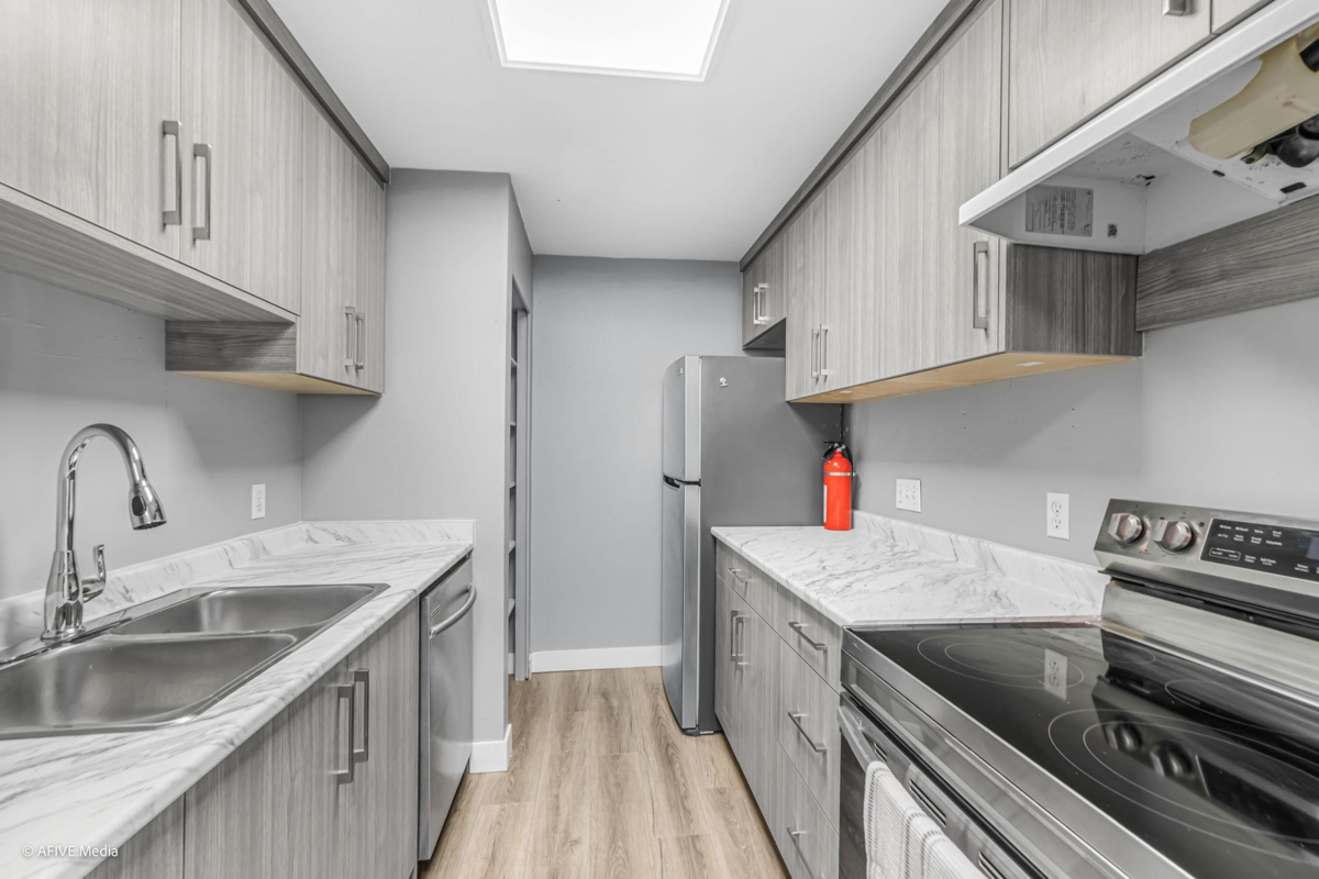 Kitchen Island Photo of 204 32950 Amicus Place, Abbotsford, BC