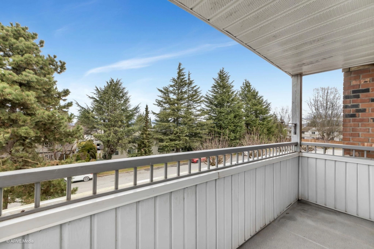 Walk-In Closet Photo of 204 32950 Amicus Place, Abbotsford, BC