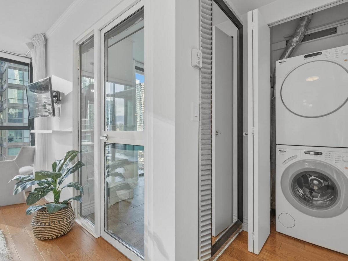 Basement Recreation Room Photo of 502 1331 W Georgia Street, Vancouver, BC