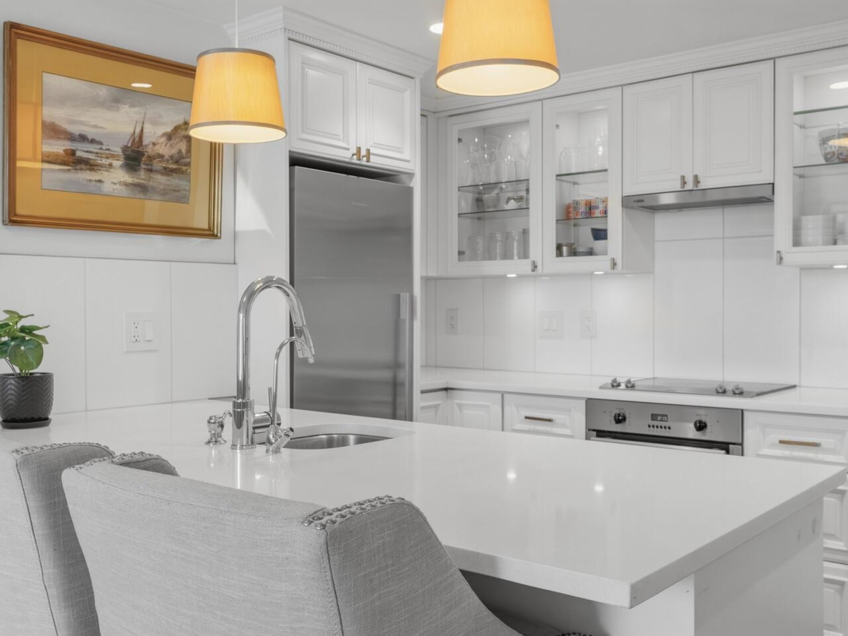 Dining Area Photo of 502 1331 W Georgia Street, Vancouver, BC