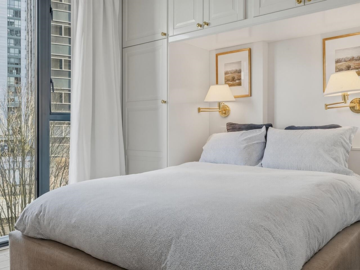 Entry Foyer Photo of 502 1331 W Georgia Street, Vancouver, BC