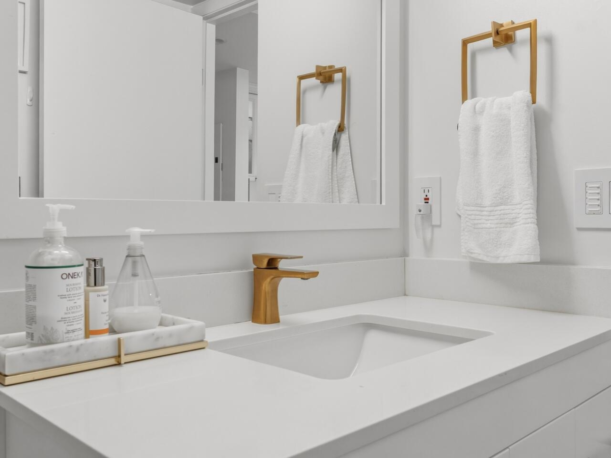 Laundry Room Photo of 502 1331 W Georgia Street, Vancouver, BC