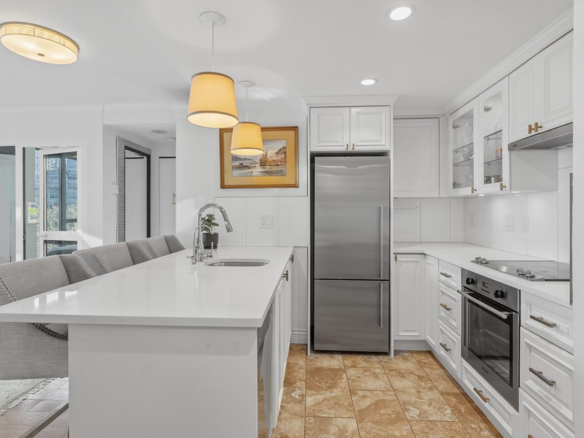 Living Room Photo of 502 1331 W Georgia Street, Vancouver, BC