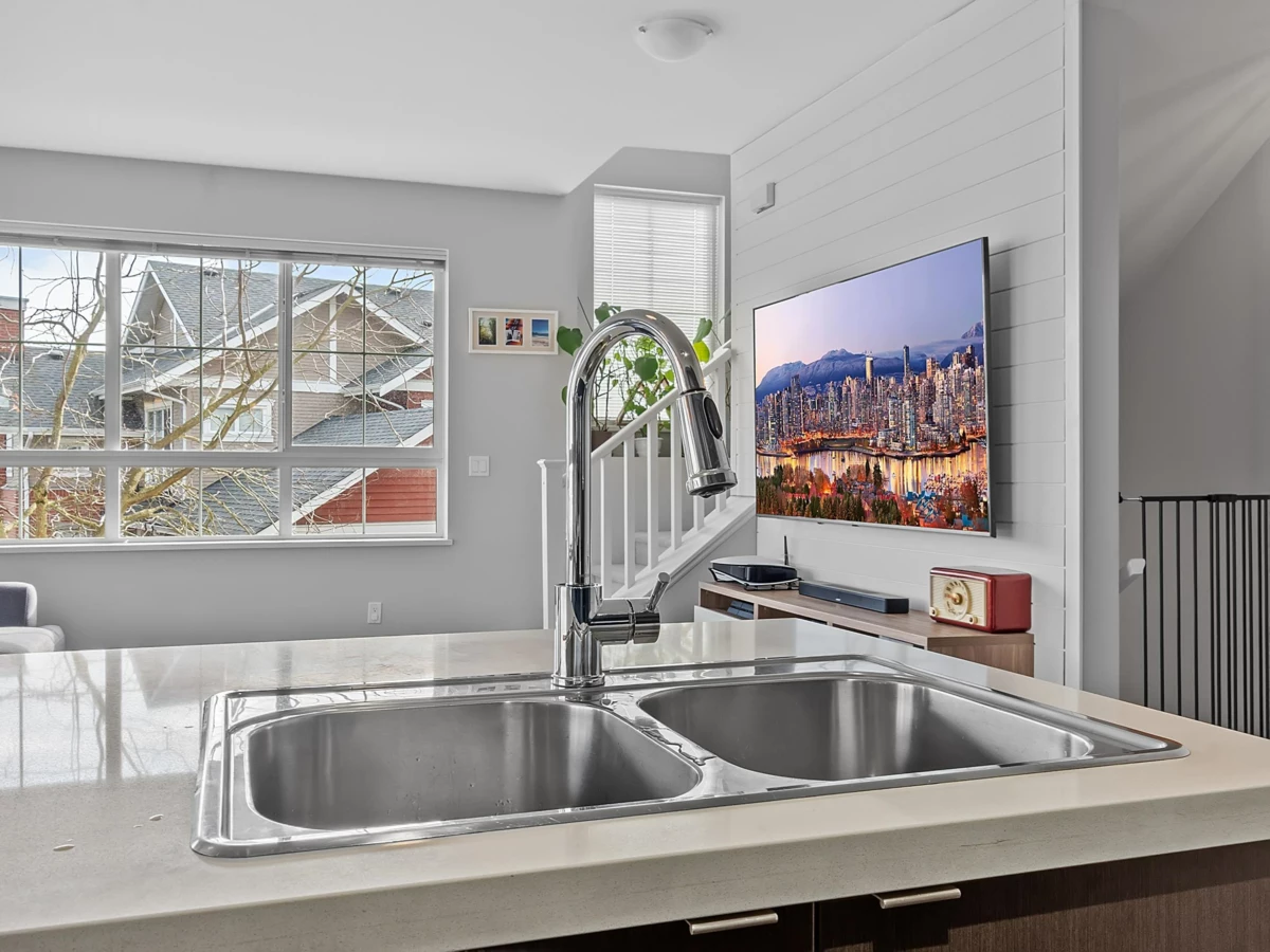 Kitchen Island Photo of 25 19505 68a Avenue, Surrey, BC