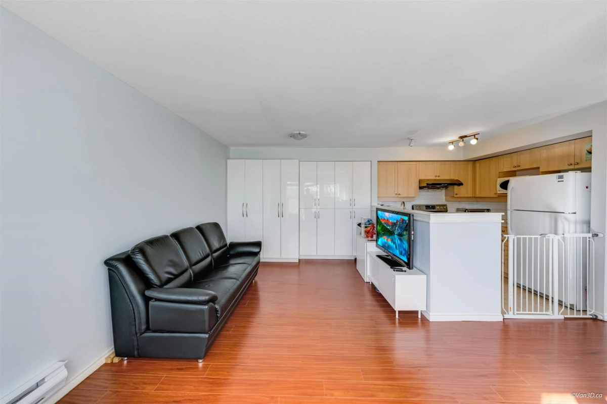 Kitchen Island Photo of 3 7179 18th Avenue, Burnaby, BC