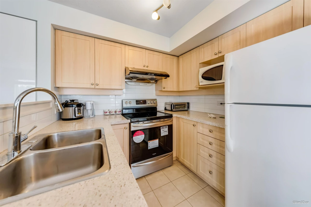 Kitchen Photo of 3 7179 18th Avenue, Burnaby, BC