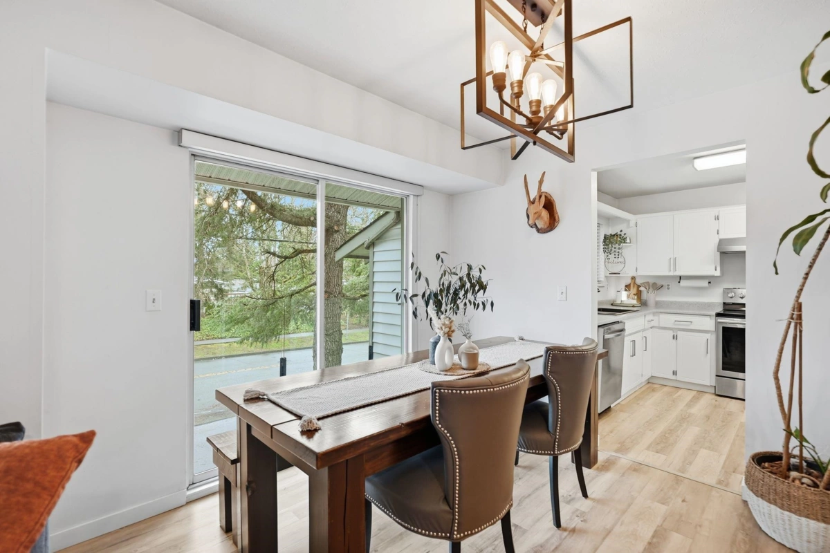 Family Room Photo of 15848 20 Avenue, Surrey, BC