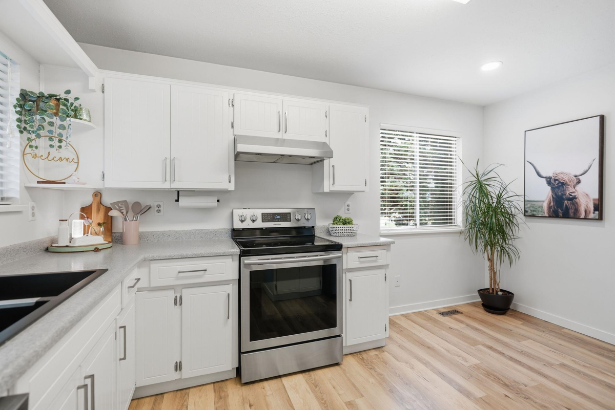 Hallway Photo of 15848 20 Avenue, Surrey, BC