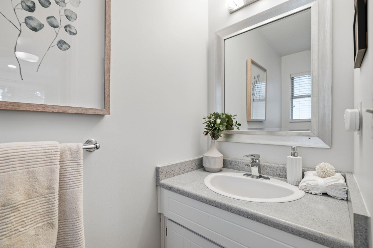 Kitchen Island Photo of 15848 20 Avenue, Surrey, BC