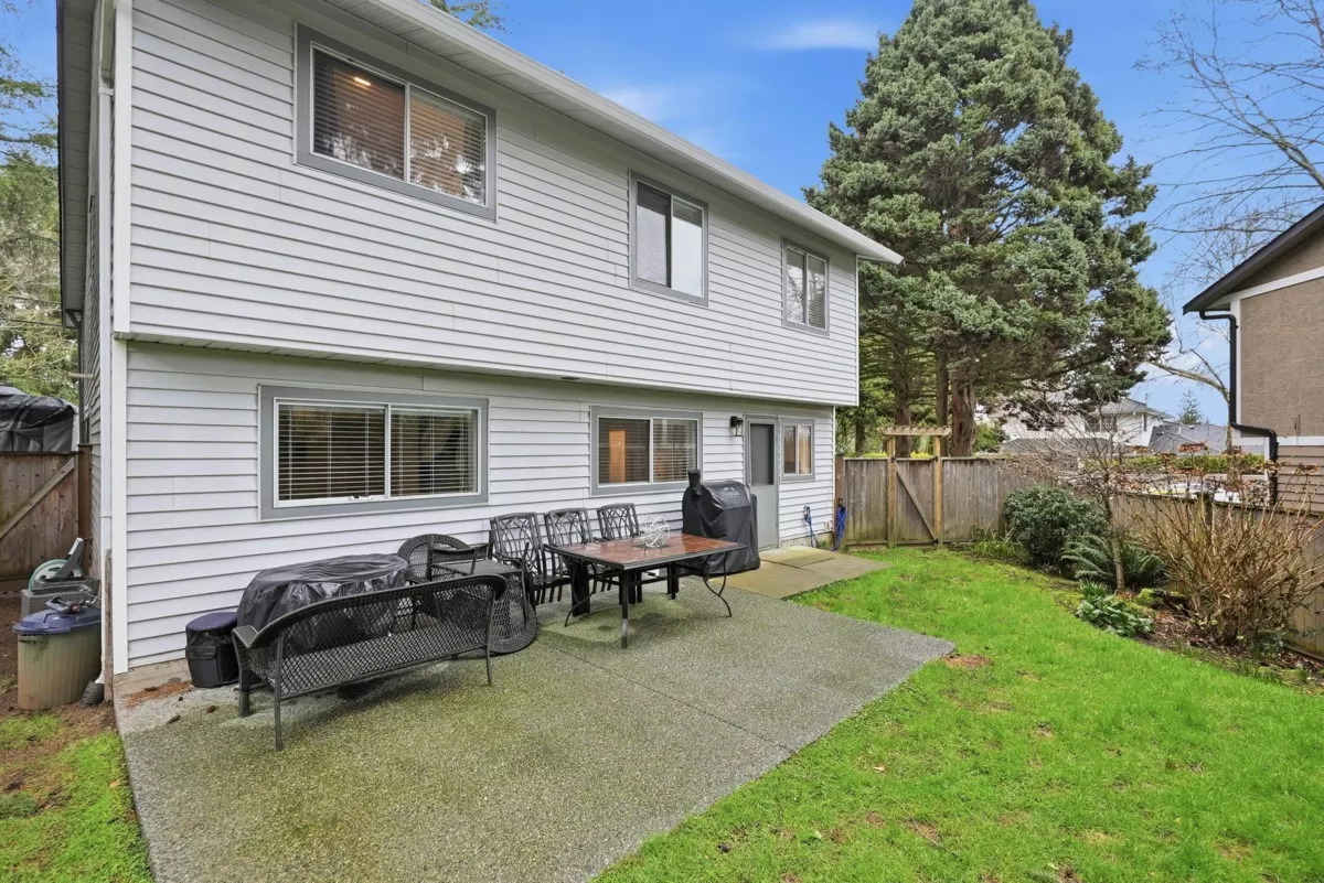 Powder Room Photo of 15848 20 Avenue, Surrey, BC