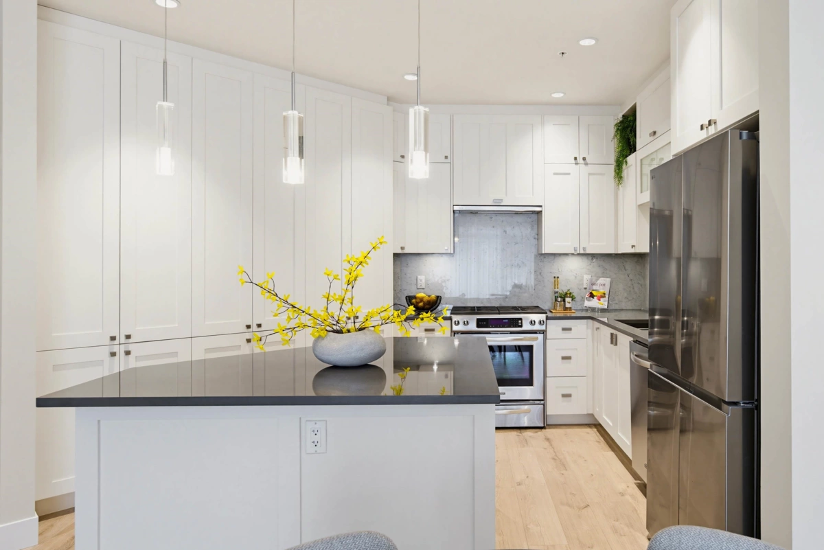 Dining Area Photo of 208 14855 Thrift Avenue, White Rock, BC