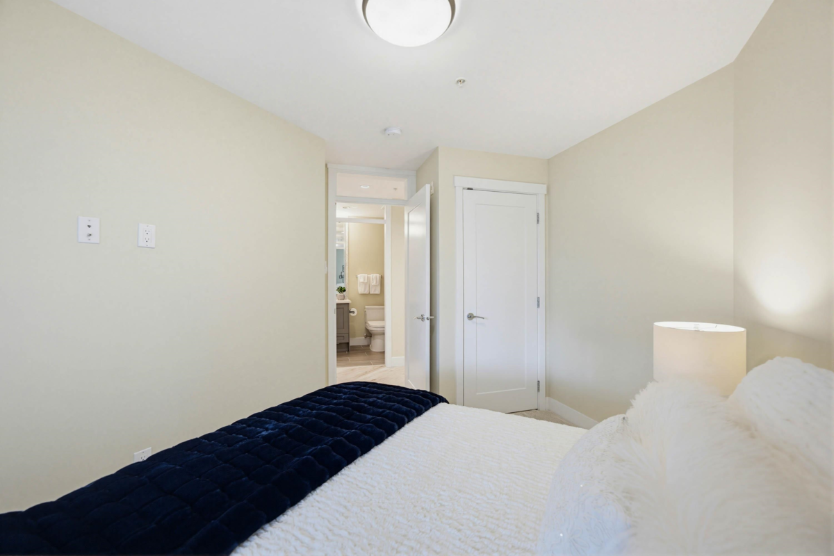 Entry Foyer Photo of 208 14855 Thrift Avenue, White Rock, BC