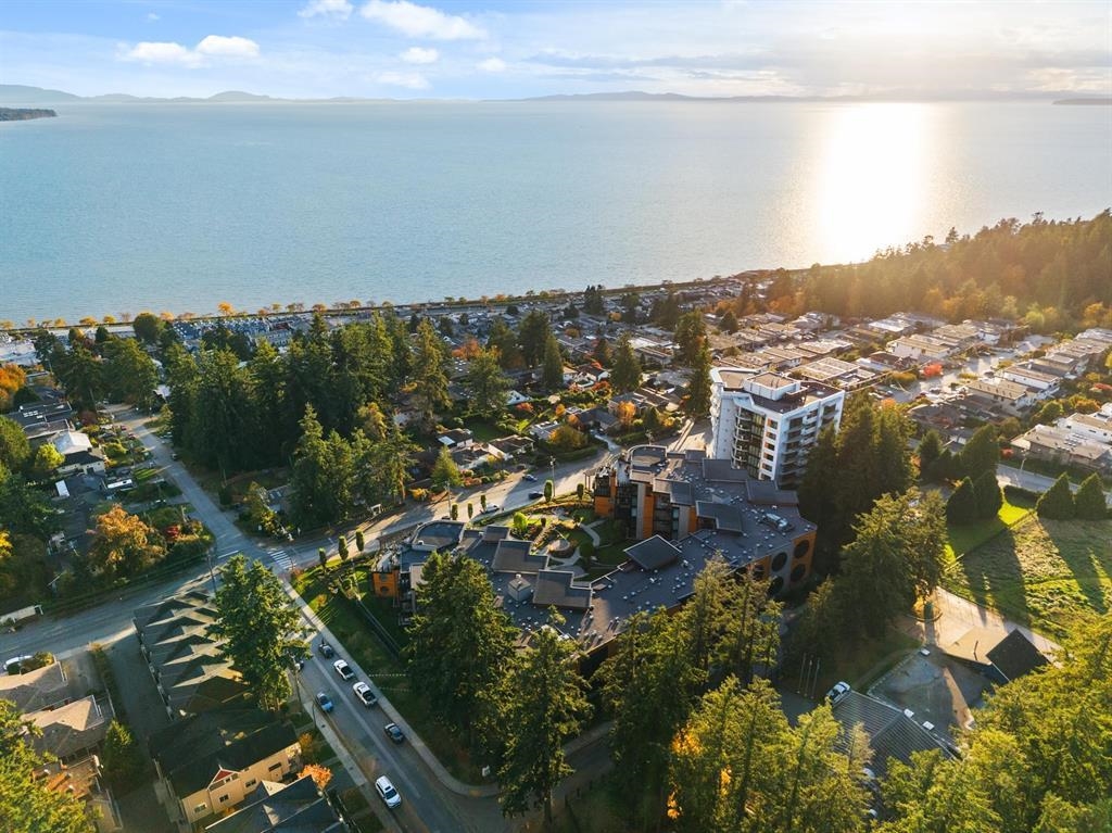 Family Room Photo of 208 14855 Thrift Avenue, White Rock, BC