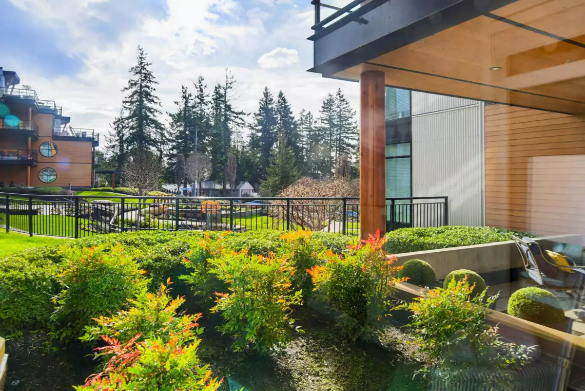 Front Yard Photo of 208 14855 Thrift Avenue, White Rock, BC